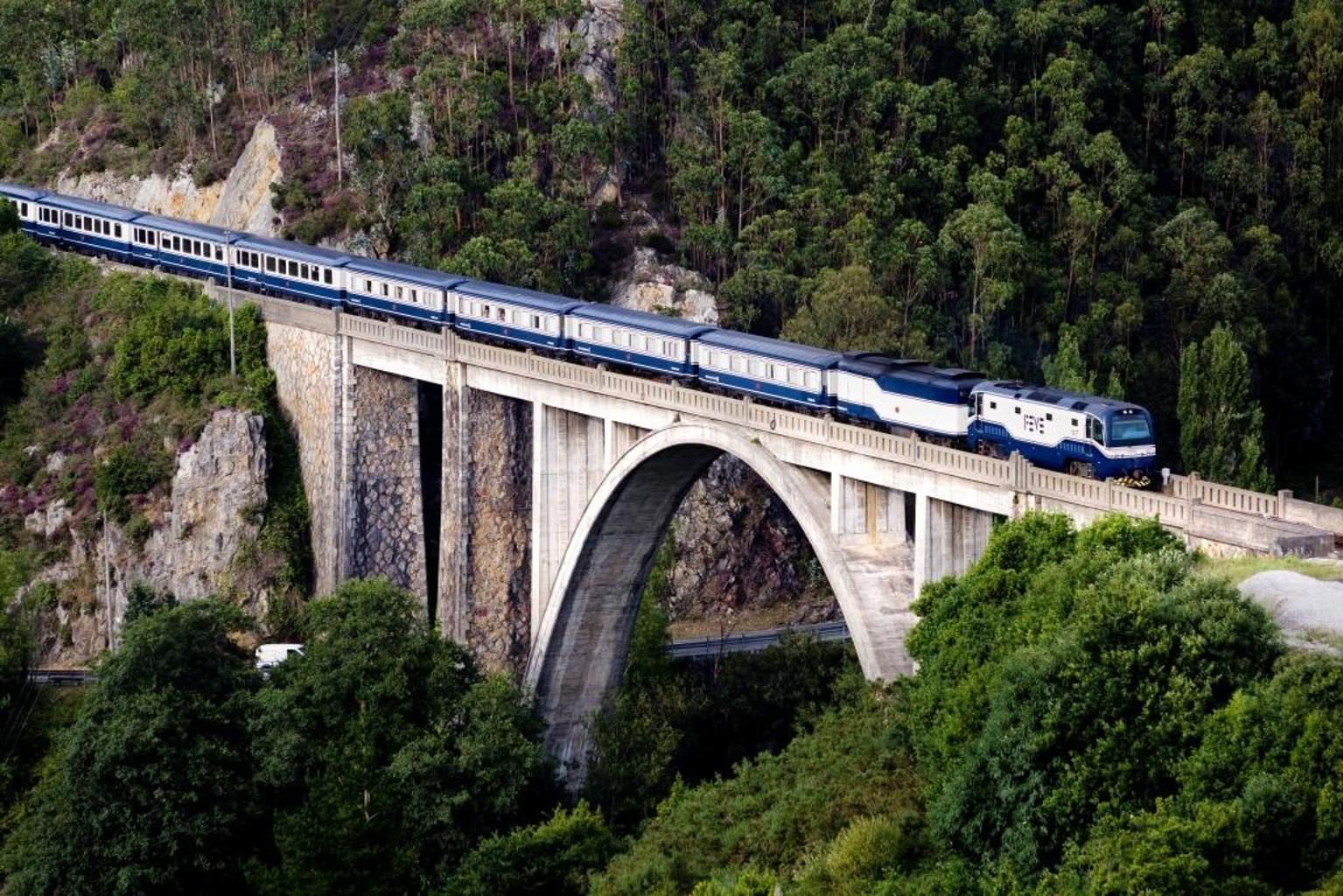 El Costa Verde Express Transcantábrico es uno de los viajes en Tren mas bellos del mundo... descúbralo! (Foto: Puente de Luarca) TREN DE LUJO TRANSCANTABRICO CLASICO COSTA VERDE EXPRESS COSTA CANTABRICA TURISMO GIJON OVIEDO ARRIONDAS COVADONGA LLANES SANTILLANA DEL MAR CUEVAS ALTAMIRA CABEZON DE LA SAL SANTANDER BILBAO CRUCERO EN TREN